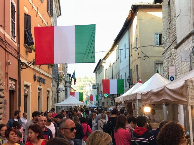 Edizione record per la Fiera del Tartufo di Pergola. Turisti anche dalle Mauritius. Complimenti alla Giunta Baldelli da produttori e commercianti