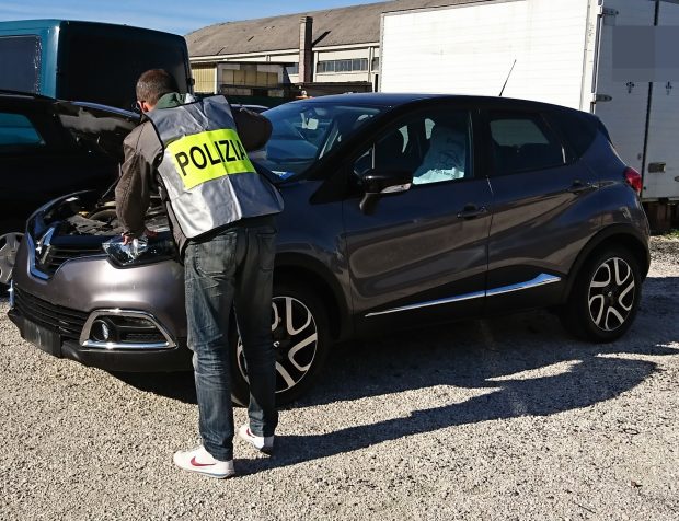 Tentano di rivendere un Suv rubato, due denunce