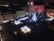 Musica, fuochi d’artificio e tanta magia. Tutto pronto per l’inaugurazione del Natale Più