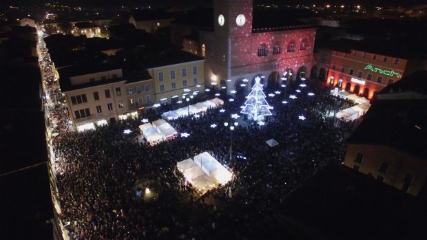 Musica, fuochi d’artificio e tanta magia. Tutto pronto per l’inaugurazione del Natale Più