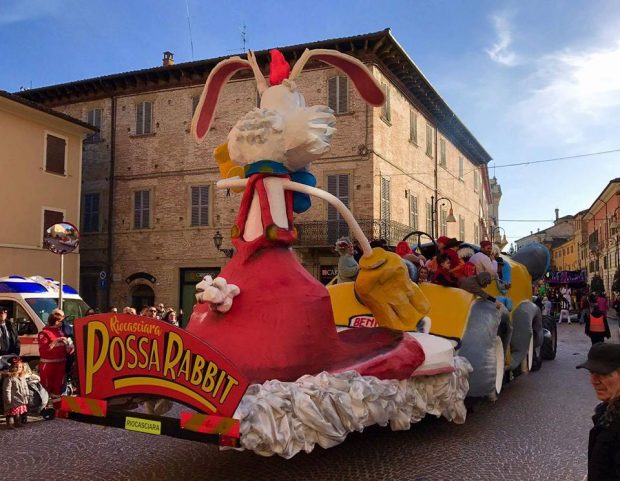 Carnevale Pergolese: carri da tutta la vallata, gruppi mascherati, musica e divertimento