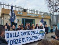 Meloni e Baldelli (FdI) incontrano forze dell’ordine: “Lavoro straordinario con mezzi e stipendi indegni. Quando saremo al Governo li difenderemo”