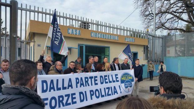 Meloni e Baldelli (FdI) incontrano forze dell’ordine: “Lavoro straordinario con mezzi e stipendi indegni. Quando saremo al Governo li difenderemo”