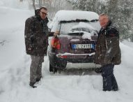 Neve, a San Lorenzo in Campo carabinieri e sindaco salvano olandesi rimasti bloccati con l’auto