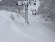 Tanta neve sul Catria, da domani impianti aperti: si scia!