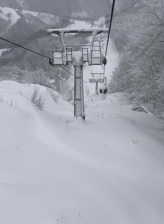 Tanta neve sul Catria, da domani impianti aperti: si scia!