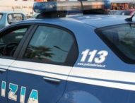 Cerca di investire i poliziotti, poi gli aizza contro il cane: arrestato pusher