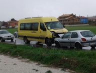 Frontale tra scuolabus e auto