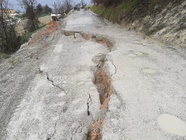 Maltempo, nella Valcesano situazione sempre più grave: dopo la strada Barbanti chiusa anche la 94 Monterolo