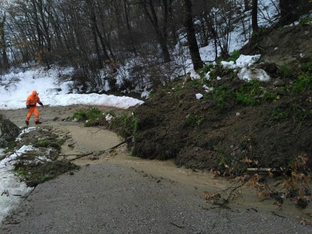 Maltempo, frane e buche in tutta la provincia. Alcune strade chiuse e altre che cedono