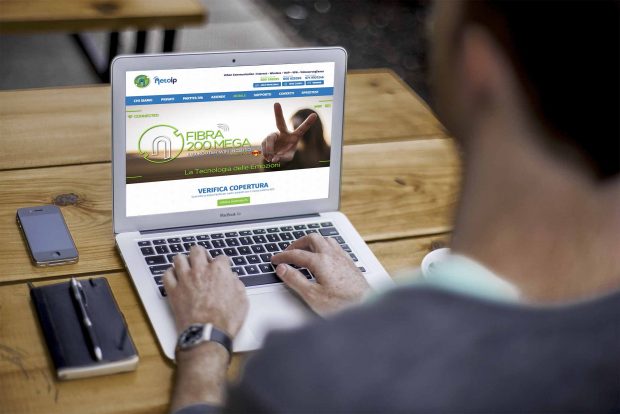 La compagnia di telecomunicazioni NetoIP mette radici a Fano con un punto vendita e cartellonistica stradale