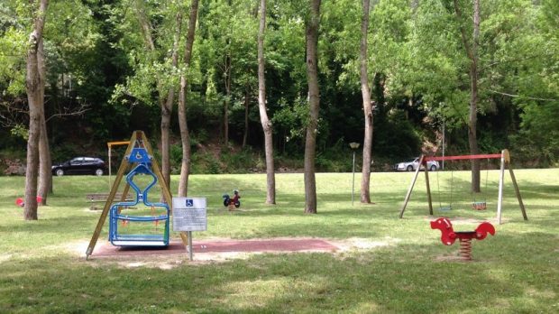 Riserva del Furlo, un’altalena accessibile nell’area giochi della “Golena”