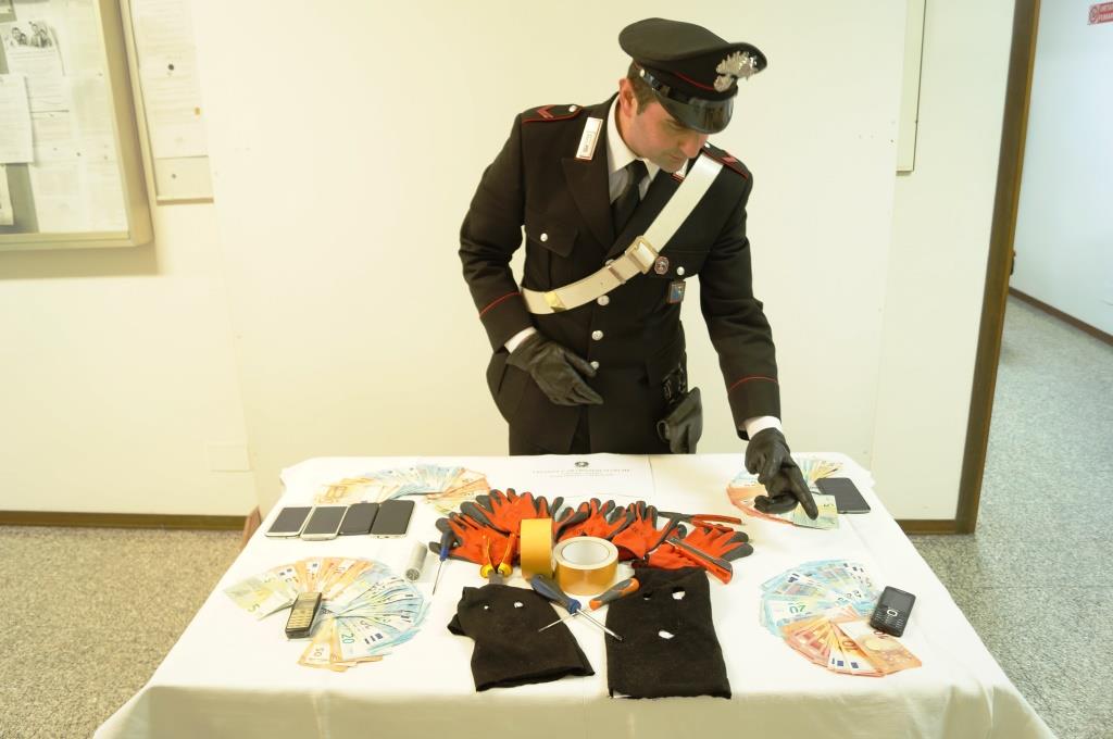 denaro e materiale sequestati