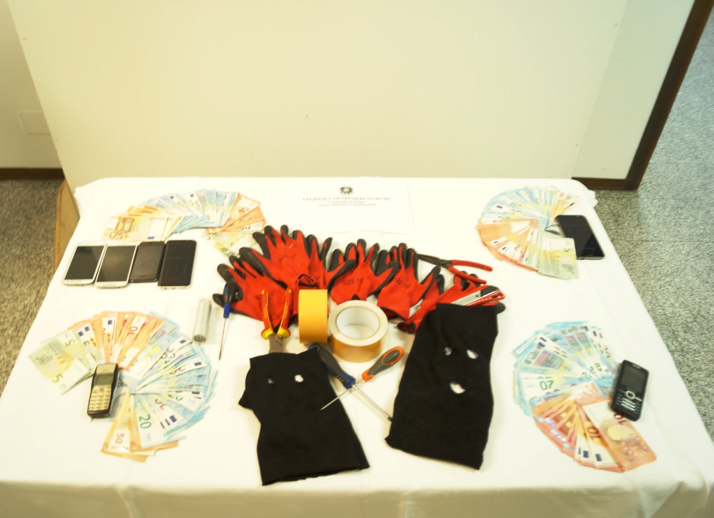 denaro e materiale sequestrati bis