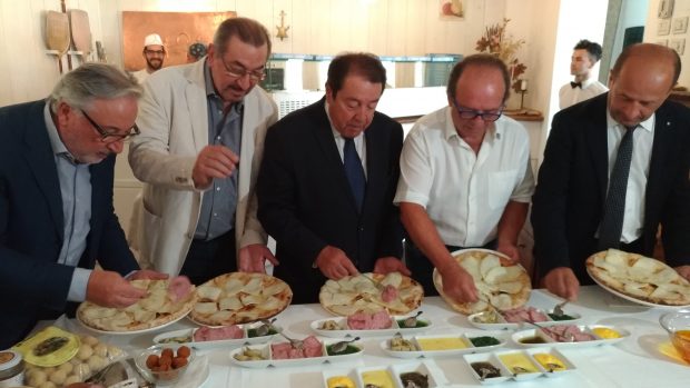 Presentata la pizza celebrativa Rossini e Raffaello, testimone della qualità marchigiana