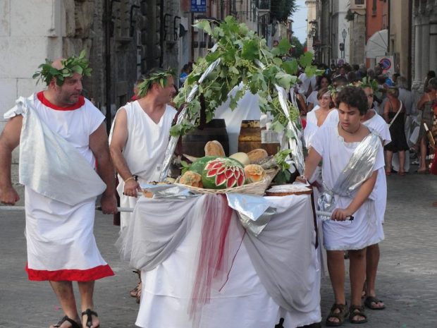 La Fano dei Cesari sarà anche Bacchanalia: Thermopolium sfornerà pietanze dell’epoca