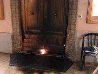 Dà fuoco al portone del municipio, denunciato