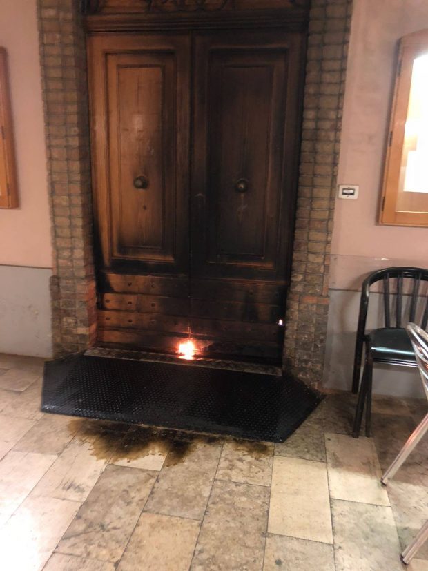 Dà fuoco al portone del municipio, denunciato