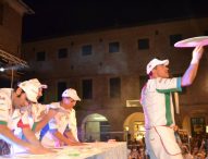 A San Lorenzo in Campo ‘Pizza in Piazza’: Nazionale Acrobati Pizzaioli, artisti di strada e ‘gemellaggio’ con Pesaro