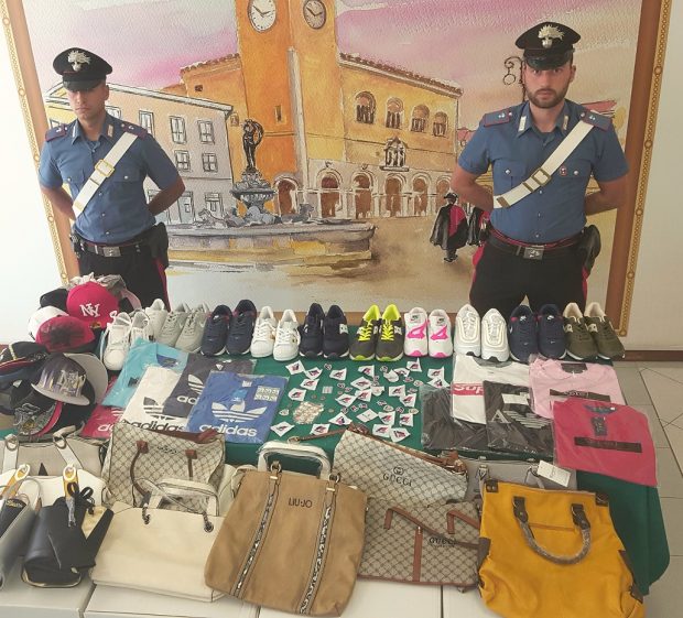Marotta, false griffe: oltre 1000 capi sequestrati e 13 senegalesi denunciati
