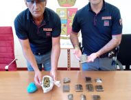 Passeggiava lungomare con panetti di hashish e marijuana, arrestato