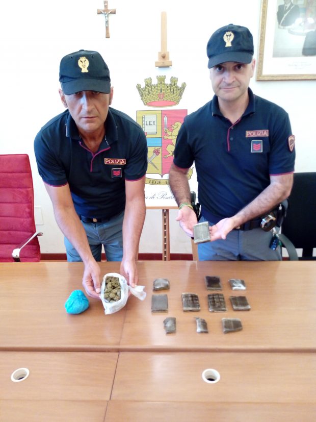 Passeggiava lungomare con panetti di hashish e marijuana, arrestato
