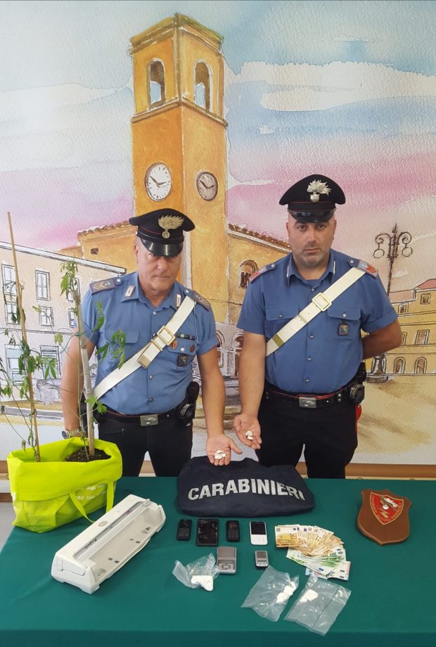 Spaccio: arrestati un grossista e tre pusher, recuperati un etto e mezzo di cocaina e 4 mila euro