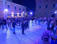 Natale. a Fano pista sul ghiaccio e via dedicata ai bambini. Oggi accensione dell’albero