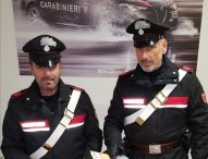 Acquistava smartphone da annunci in rete e li pagava con banconote false: giovane arrestato