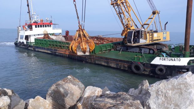 Marotta sud, partiti i lavori di potenziamente dello scogliere