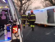 Pulmino adibito al trasporto scolastico si ribalta, ferito l’autista