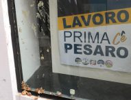 Pesaro, vandalismo contro la sede del comitato di Baiocchi. Il candidato: “Non ci fermeranno”
