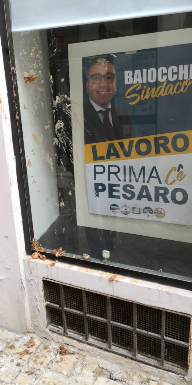 Pesaro, vandalismo contro la sede del comitato di Baiocchi. Il candidato: “Non ci fermeranno”