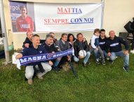 Lacrime ed emozioni, a Mattia intitolato il campo sportivo di Frontone: “Per sempre nei nostri cuori”