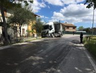 Scoppia ruota del camion, abbattuti colonnina gas e muretto