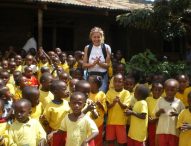 Eva Grimaldi e Imma Battaglia a Fano per consegnare donazioni raccolte al loro matrimonio