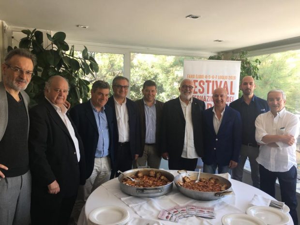Un’ondata di brodetto in arrivo al Lido di Fano, presentato il Festival Internazionale del Brodetto e delle Zuppe di Pesce