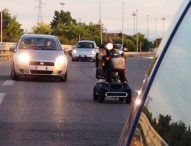 In superstrada con la sedia a rotelle elettrica