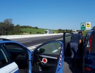 Polizia sventa suicidio in autostrada