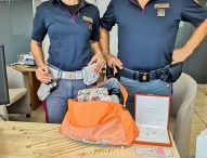 Borsa piena di gioielli e contanti, la Polizia la recupera e restituisce ai proprietari
