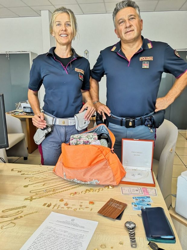 Borsa piena di gioielli e contanti, la Polizia la recupera e restituisce ai proprietari