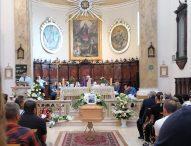 In tantissimi per l’ultimo saluto a Luca, il gigante che amava la musica