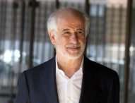 Toni Servillo illumina il teatro di Cagli, Animavì Festival lo premia con il Bronzo Dorato all’arte della recitazione