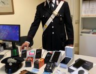 Viaggiava con sette smartphone nuovi e pistola a salve: denunciato