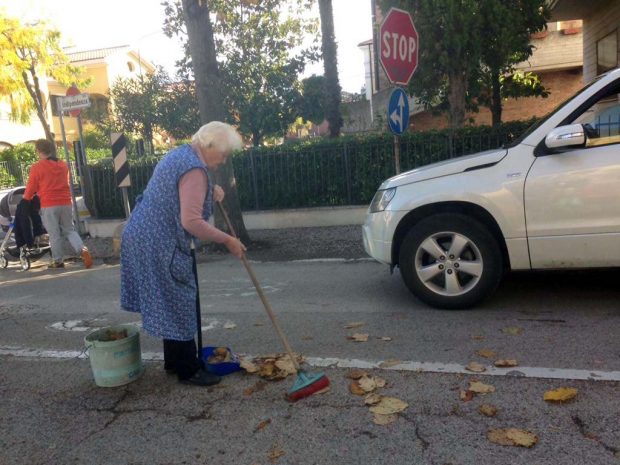 Scopa e paletta, Terzina tutti i giorni pulisce in silenzio la città