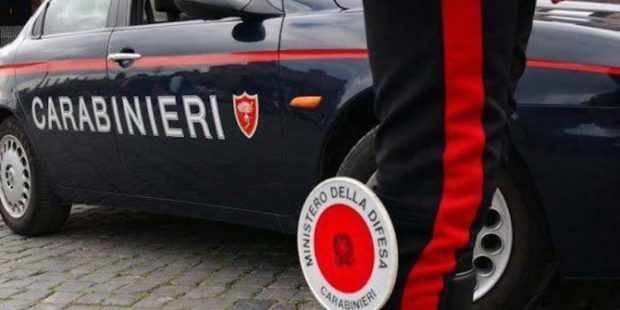 Cagli (PU): lancia bottiglia con liquido infiammabile contro la caserma dei carabinieri, arrestato 33enne