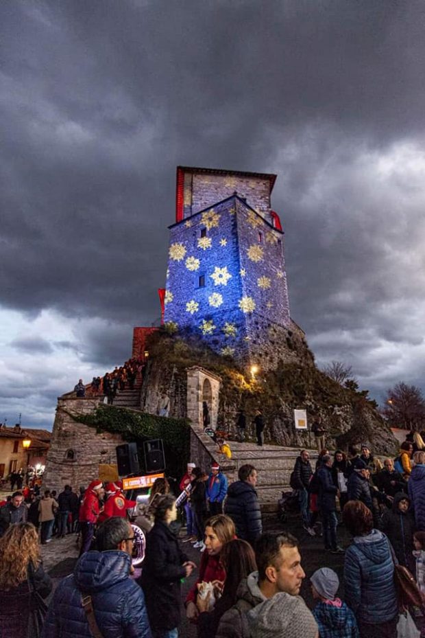 I mercatini Nel Castello di Babbo Natale, a Frontone domenica chiude una edizione super