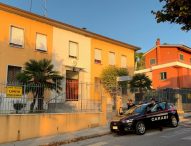 Tenta di disfarsi dello stupefacente nel bagno di casa, arrestato