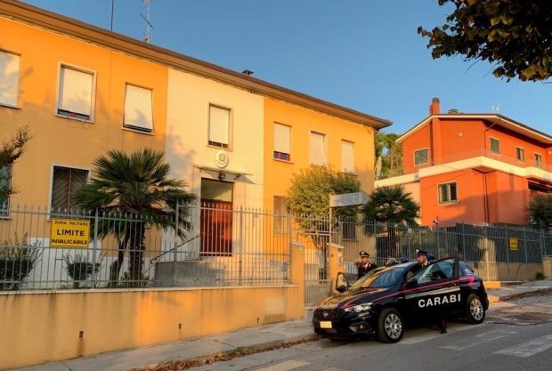 Tenta di disfarsi dello stupefacente nel bagno di casa, arrestato