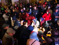 La Befana è atterrata in piazza XX Settembre e ha donato 1200 calze ai bambini